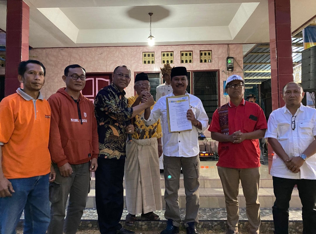 Penyerahan SK Ketua Tim Relawan Darma Lelepadang oleh Viktor-Jhon