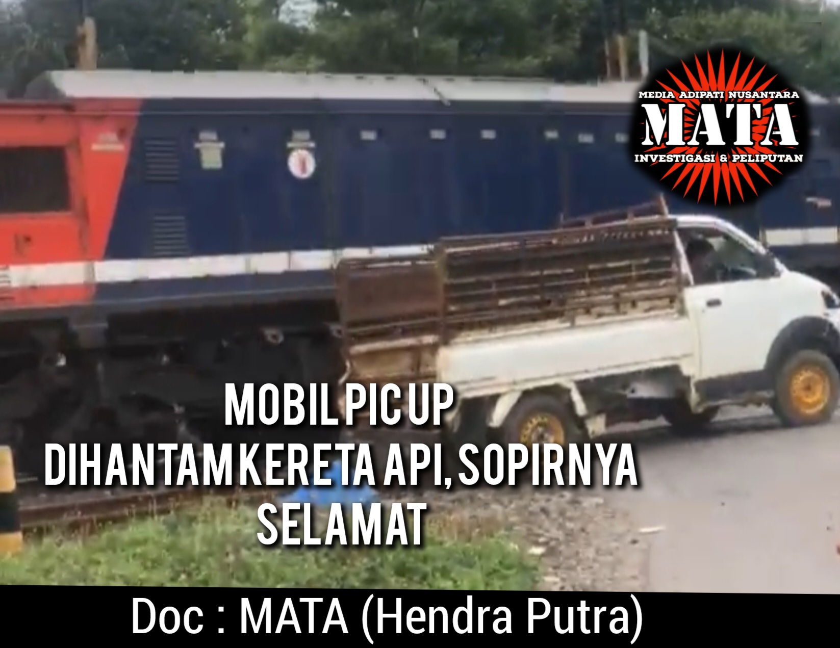 Mobil Pic Up Dihantam Kereta Api, Sopirnya Selamat