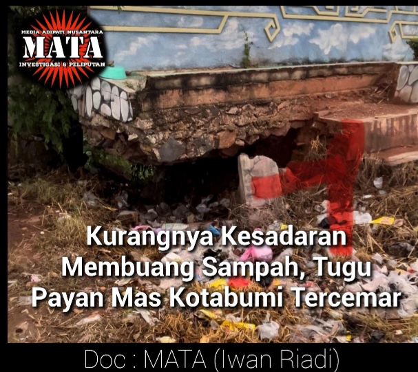 Kurangnya Kesadaran Membuang Sampah, Tugu Payan Mas Kotabumi Tercemar