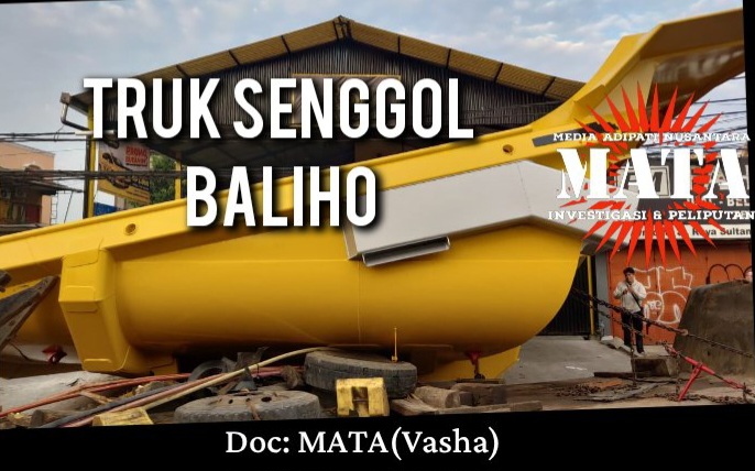 Truk senggol Baliho